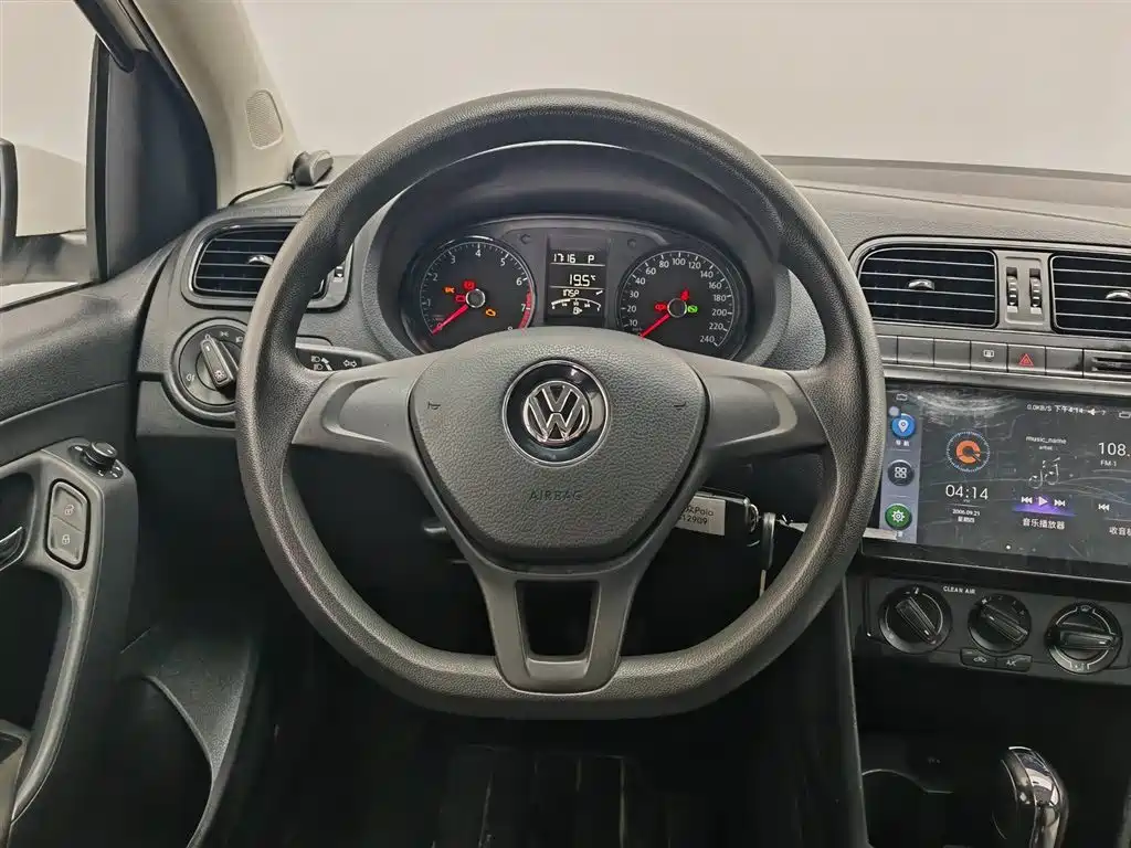 Volkswagen Polo 2016 1.4L Automatic Trend фото 11