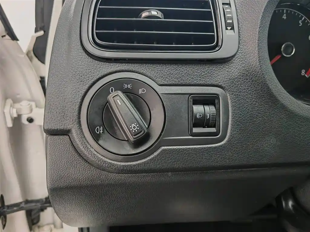 Volkswagen Polo 2016 1.4L Automatic Trend фото 21