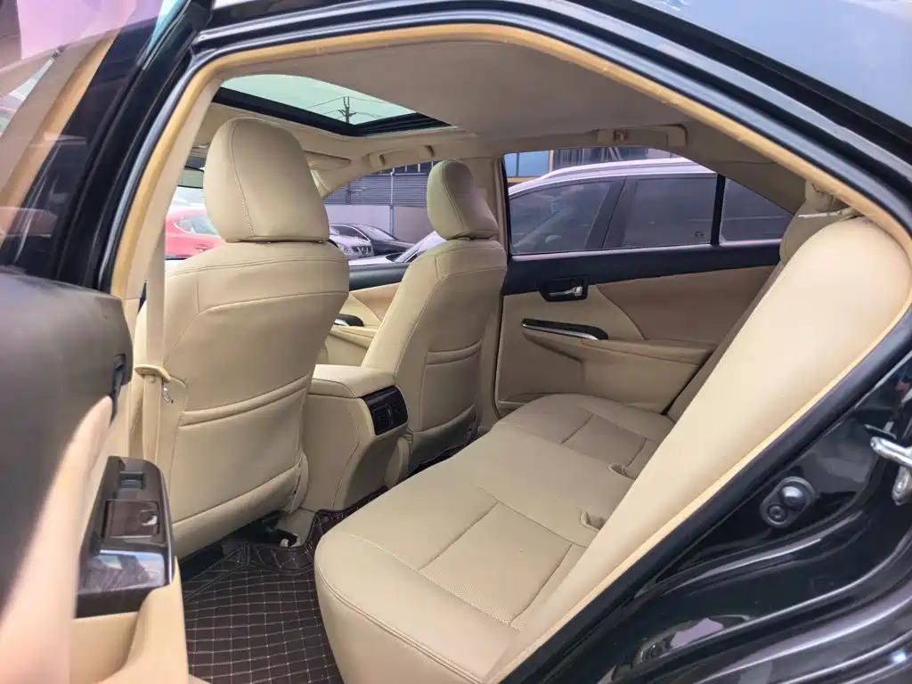 Фото 8 - Toyota Camry