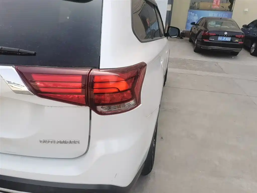 MITSUBISHI OUTLANDER