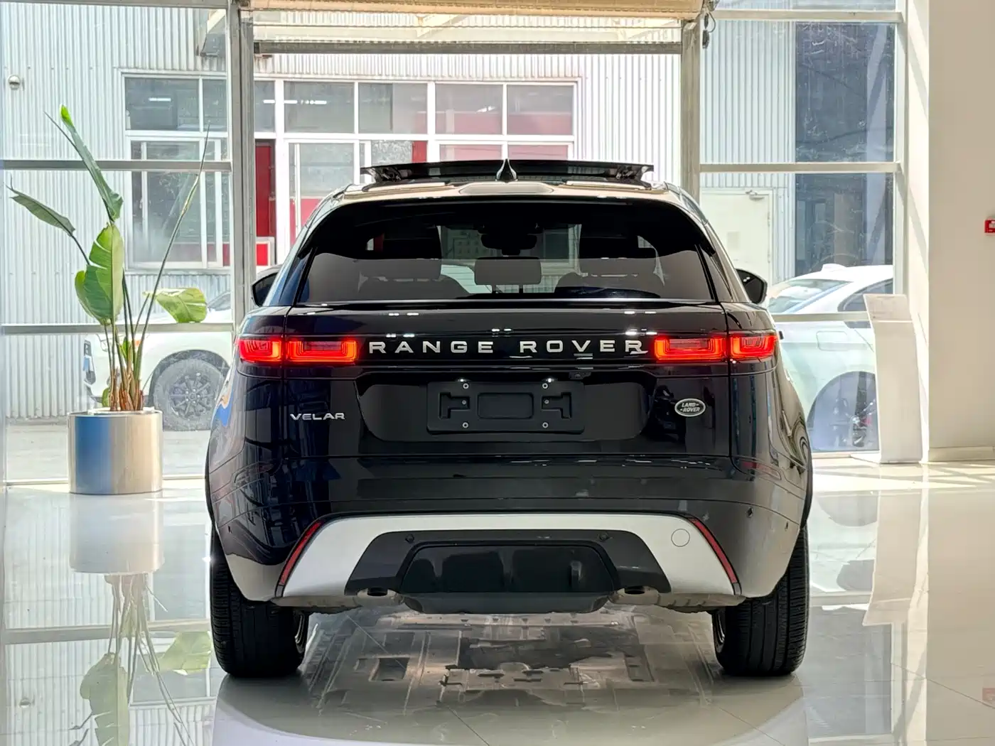 Land Rover Range Rover Velar 2022 250PS Golden Collector's Edition фото 6