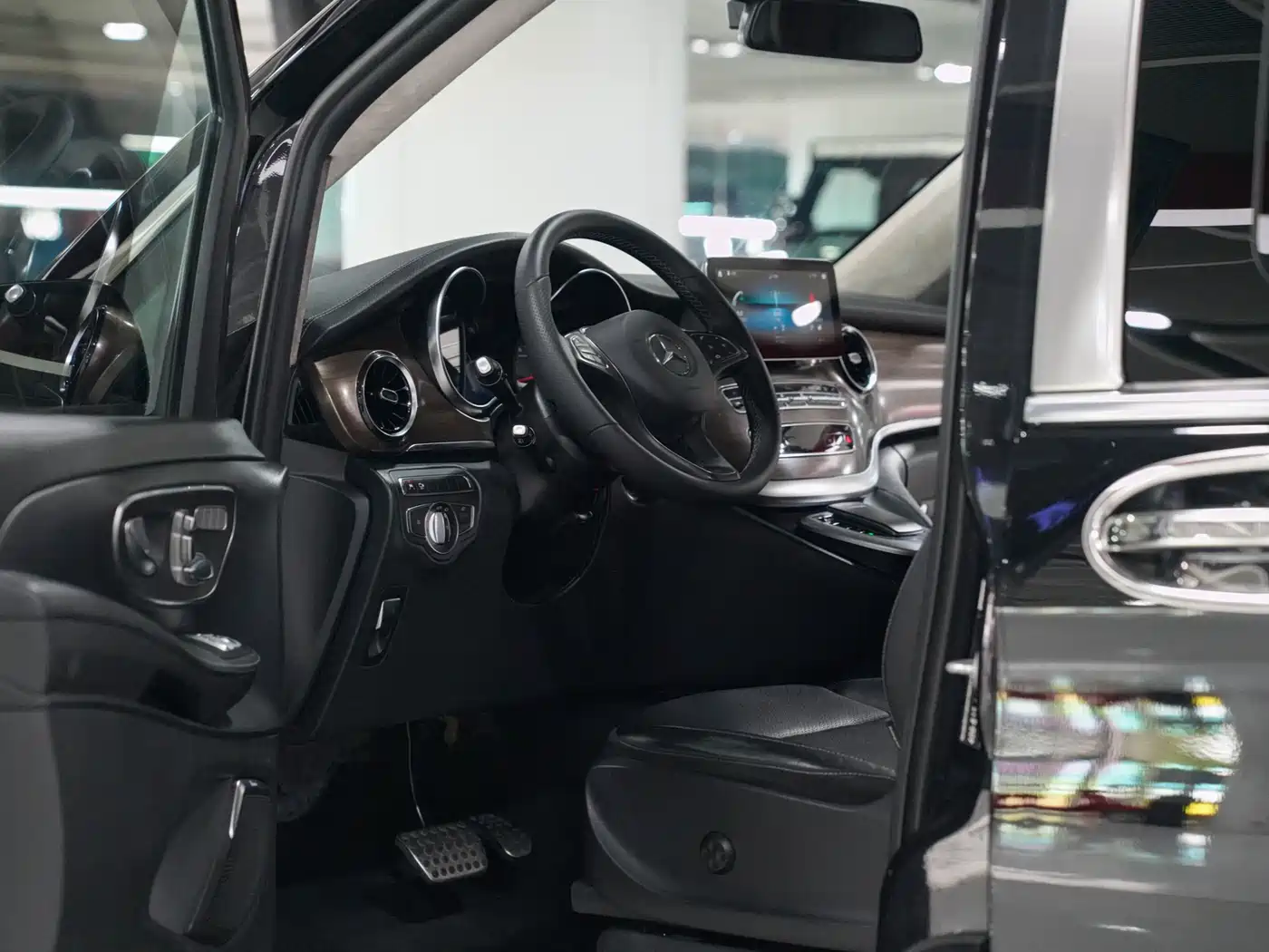 Mercedes-Benz V-Class 2021 V 260 L Long Wheelbase Premium Edition фото 9