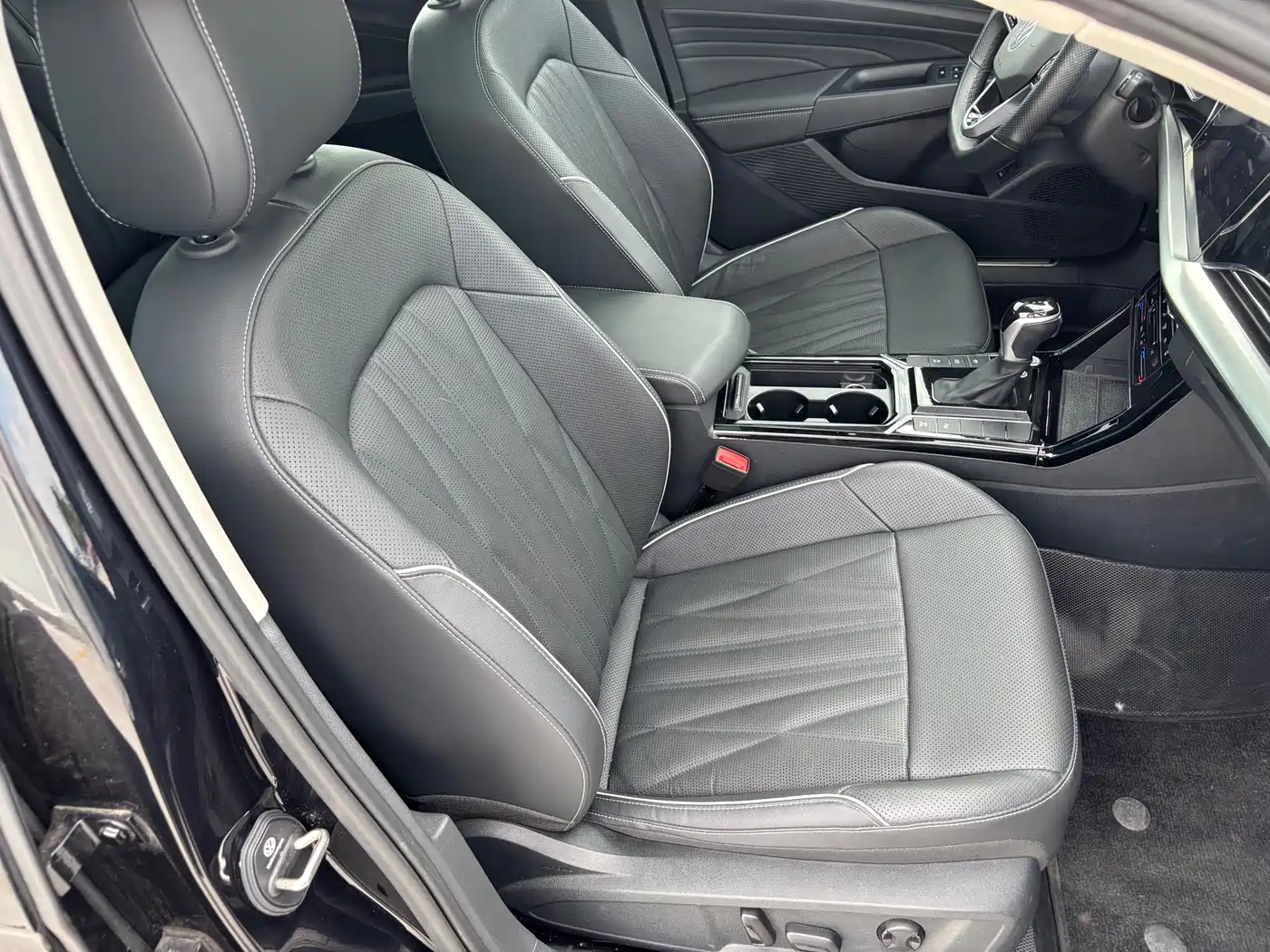 Volkswagen Passat 2023 330TSI Starlight Luxury Edition фото 13