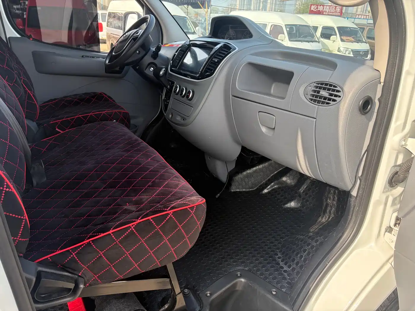 SAIC Maxus Xintu V80 2023 2.0T AMT Classic Aoyun Power Edition Short Wheelbase Medium Roof 5/6 Seats фото 9
