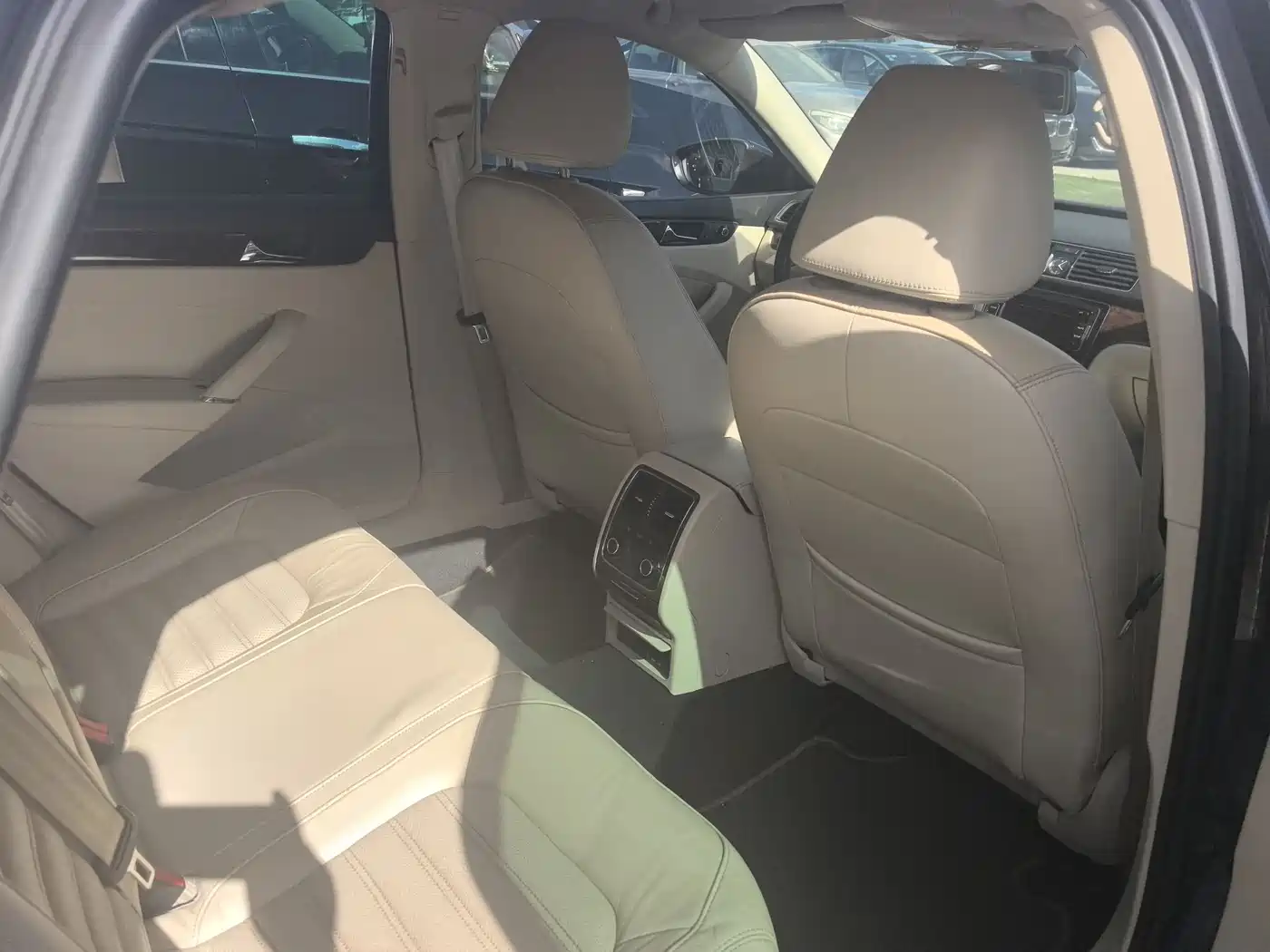 Volkswagen Passat 2011 1.8TSI DSG Royal Edition фото 12