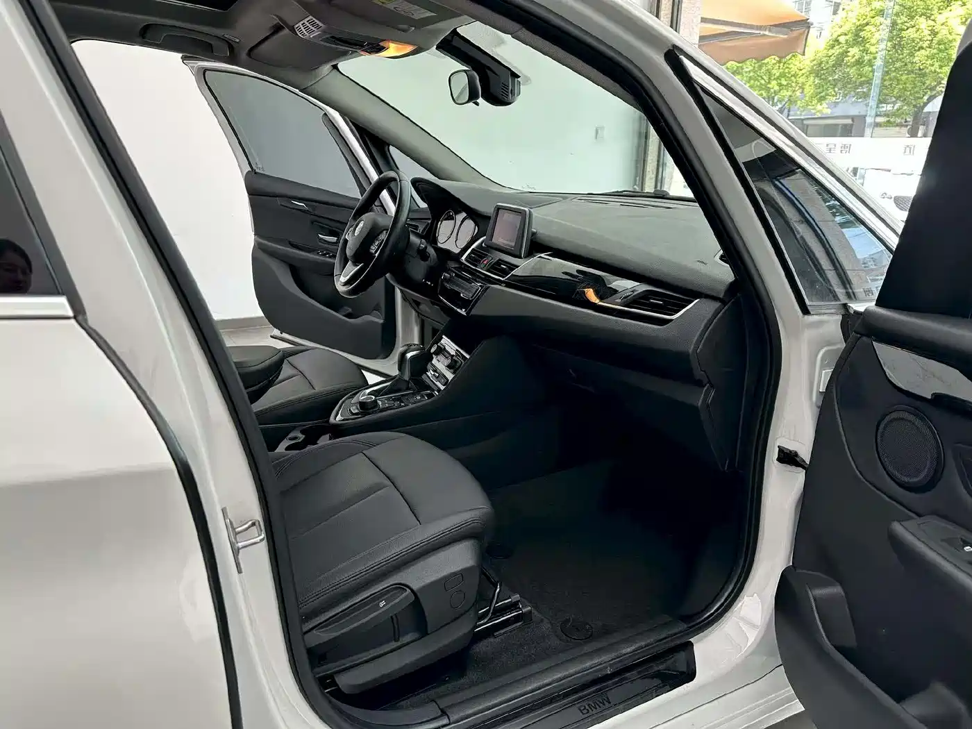 BMW 2 Series Touring 2019 218i Leading фото 4