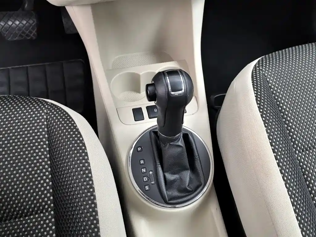 Škoda Fabia 2012 1.6L Scout фото 13