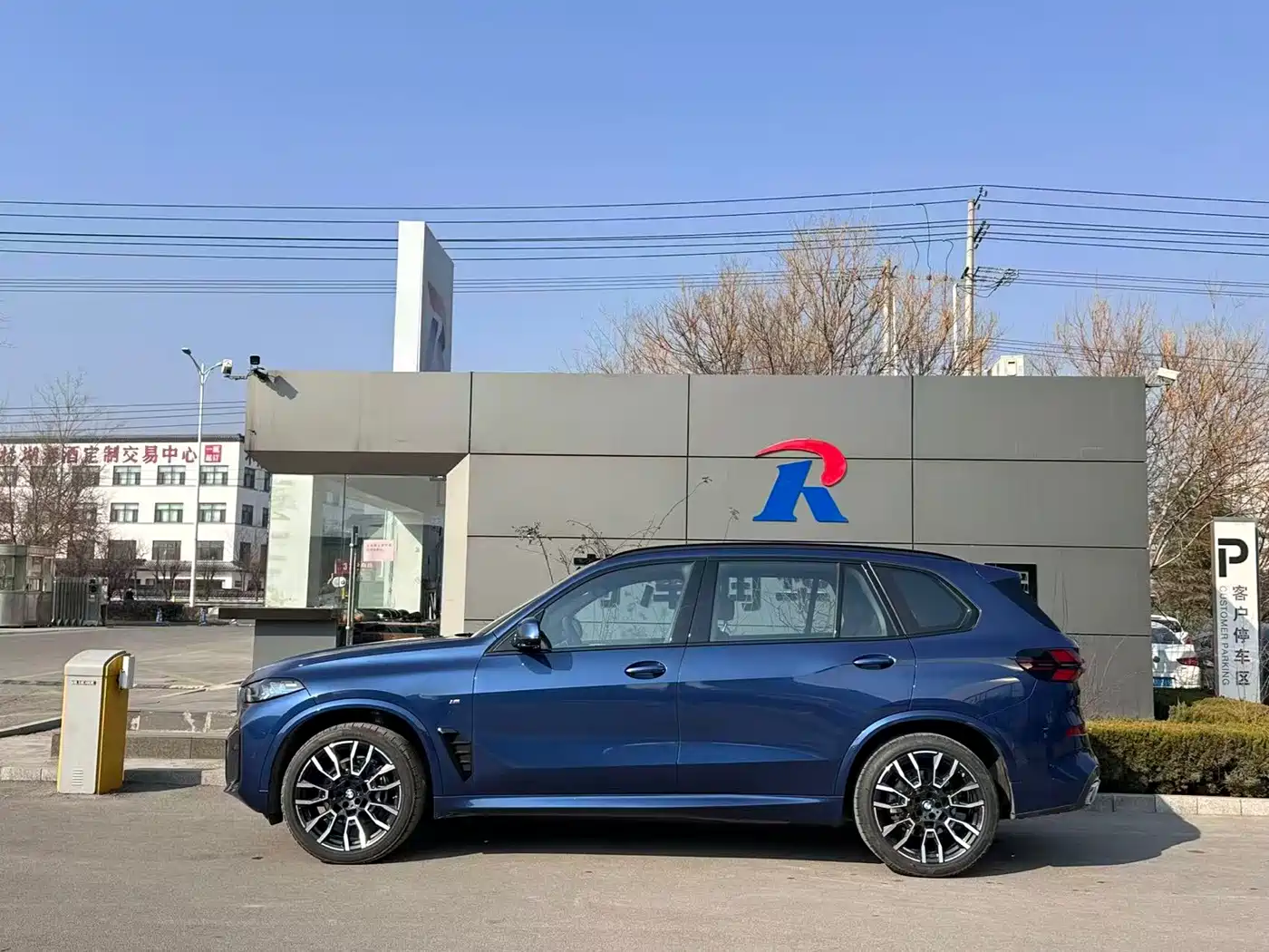 BMW X5 2025 Model xDrive 40Li M Sport Blackout Package фото 3