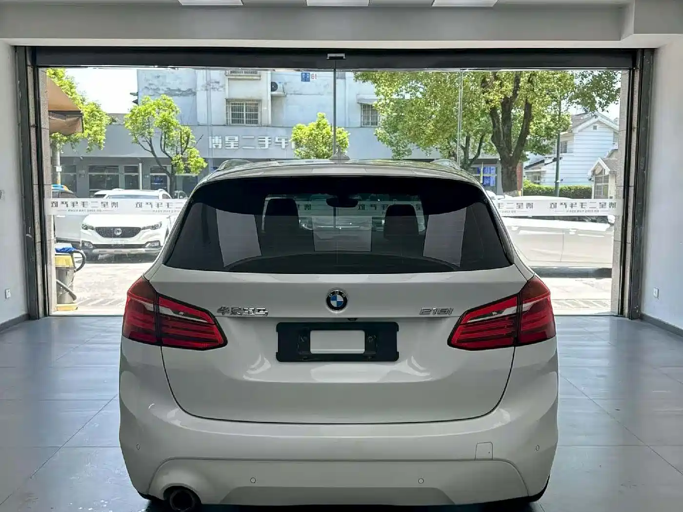 BMW 2 Series Touring 2019 218i Leading фото 8