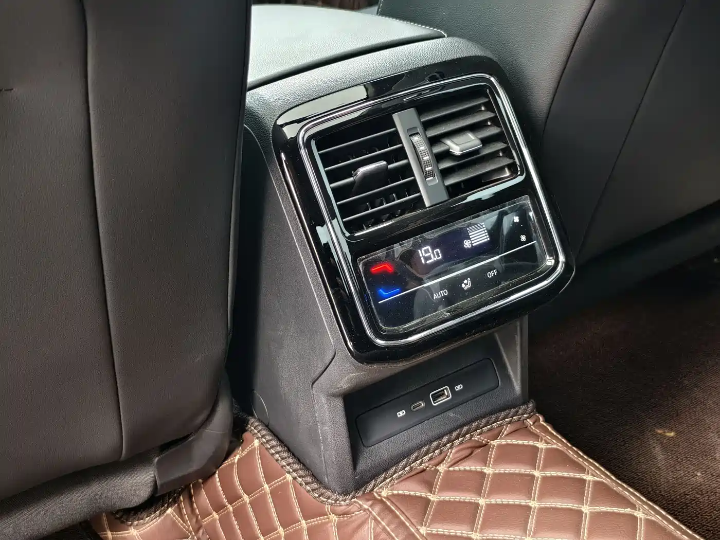 Volkswagen Passat 2025 Outstanding 330TSI Elite Edition фото 6