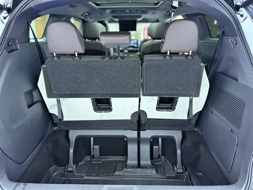 Toyota Granvia 2022 Model Year 2.5L Hybrid Flagship Edition фото 18