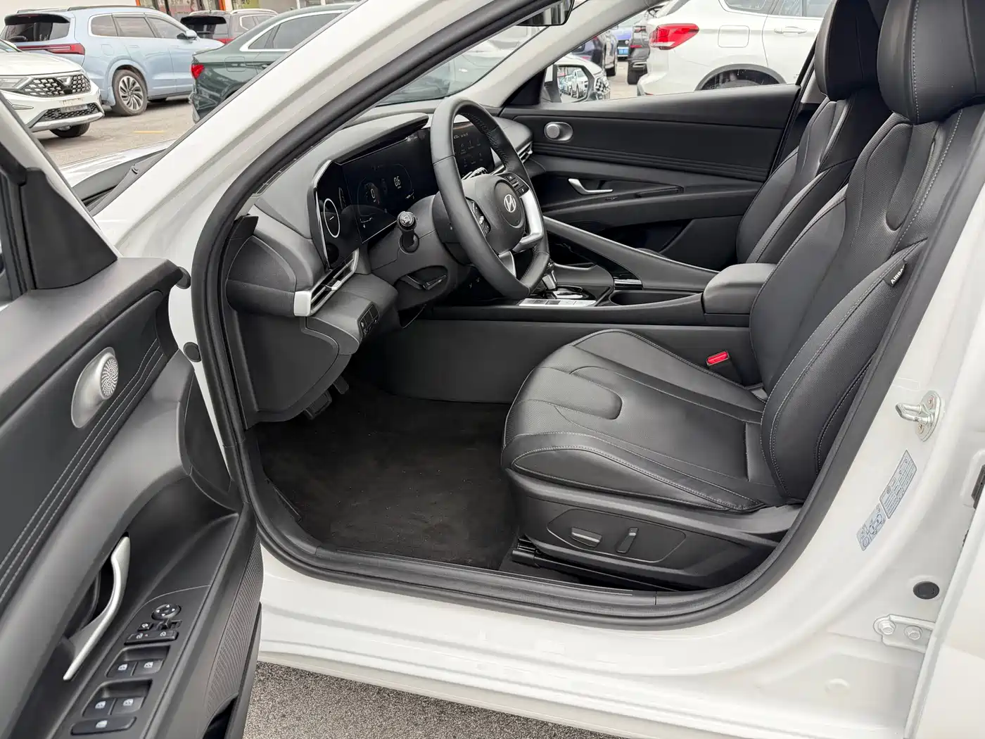 Hyundai Elantra 2023 Model 1.5L CVT LUX Premium Edition фото 14