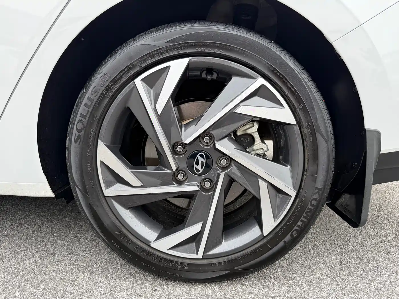 Hyundai Elantra 2023 Model 1.5L CVT LUX Premium Edition фото 26