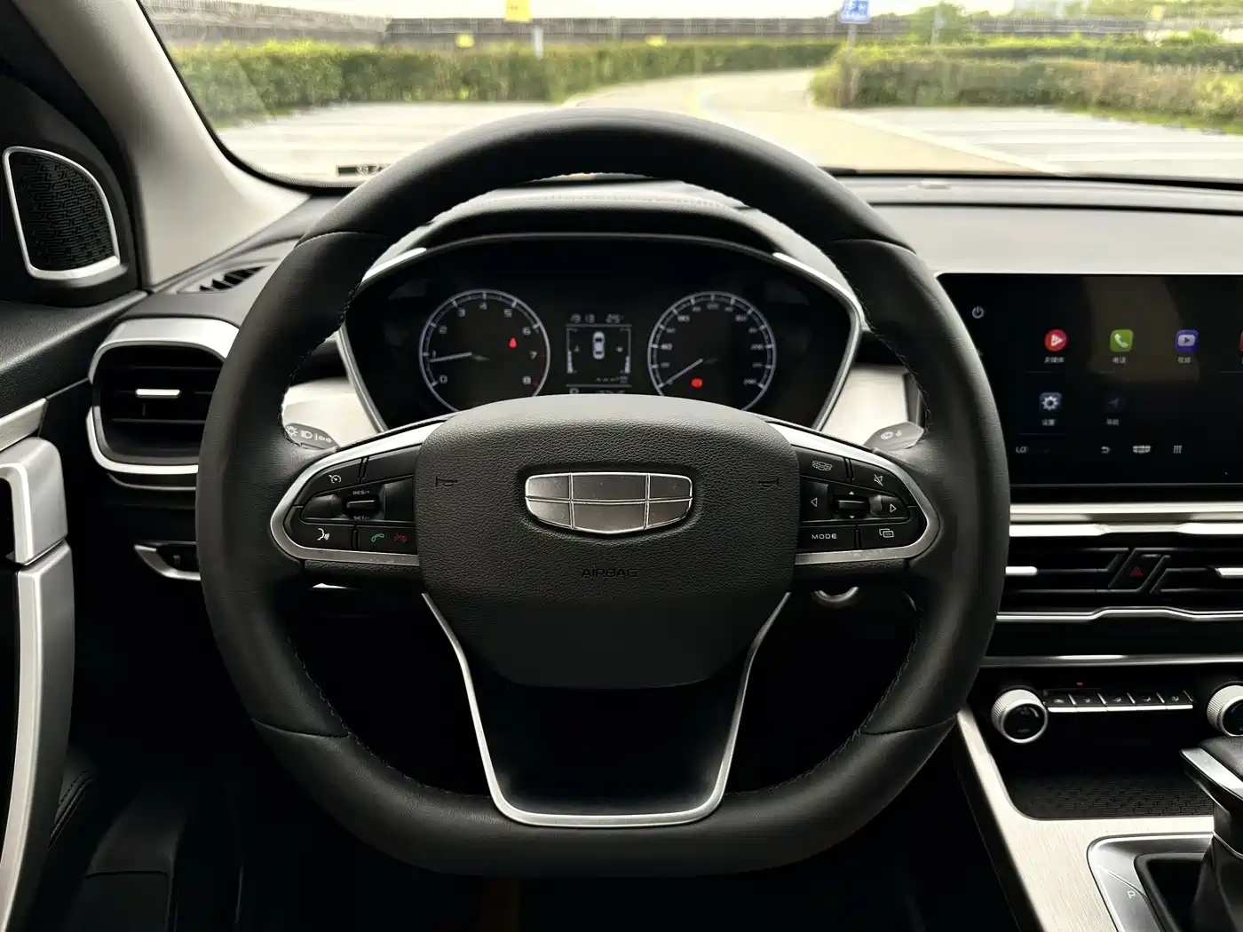 Фото 14 - Geely Coolray