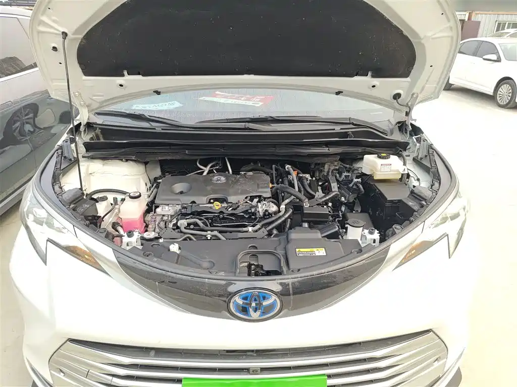 Toyota Sienna 2023 2.5L Hybrid Platinum Edition фото 16