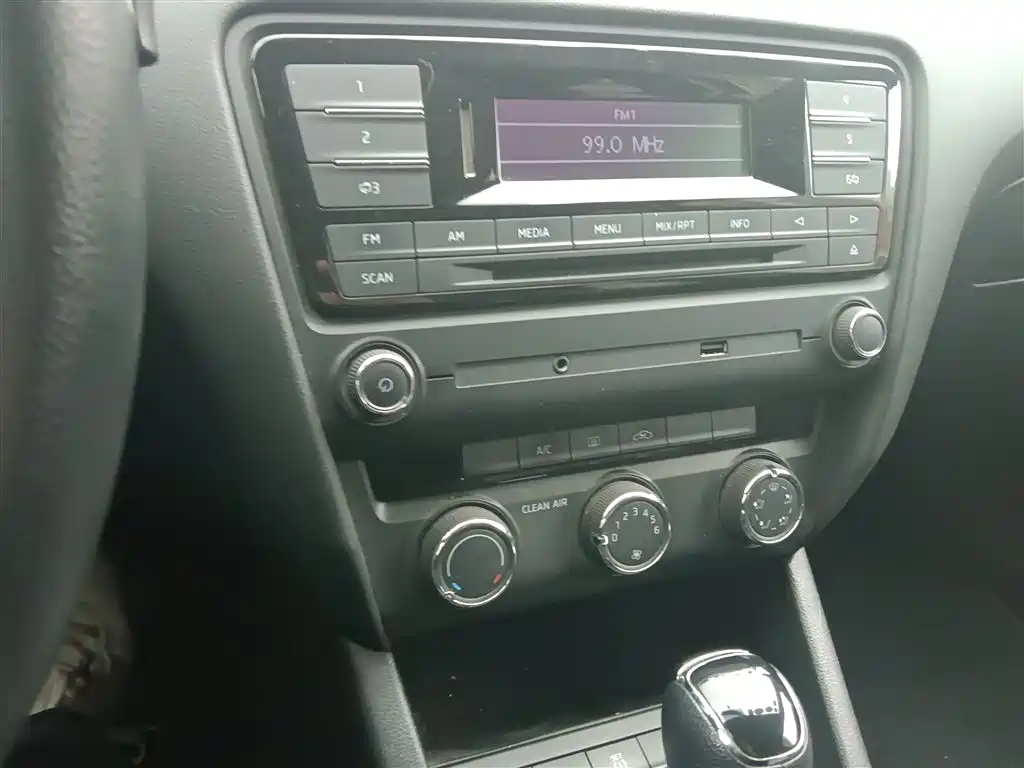 Škoda Octavia 2017 Classic 1.6L Automatic Comfort фото 9