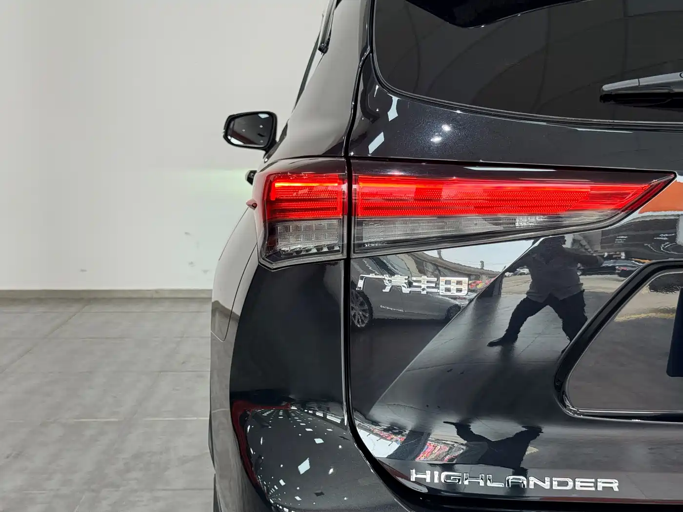 Toyota Highlander 2022 Model Dual Engine 2.5L 4WD Premium Edition 7-Seater фото 17