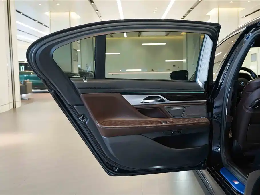 BMW 7 Series 2019 740Li Leading M Sport Package фото 16