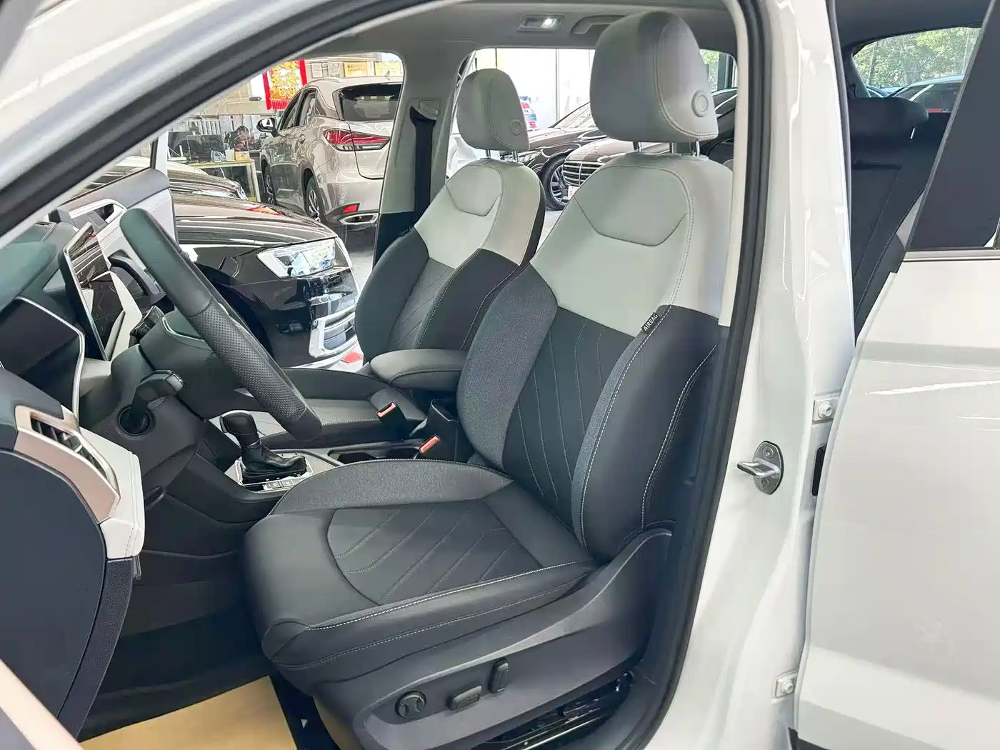 Volkswagen Tharu 2026 2024 300TSI 2WD Full Moon Edition