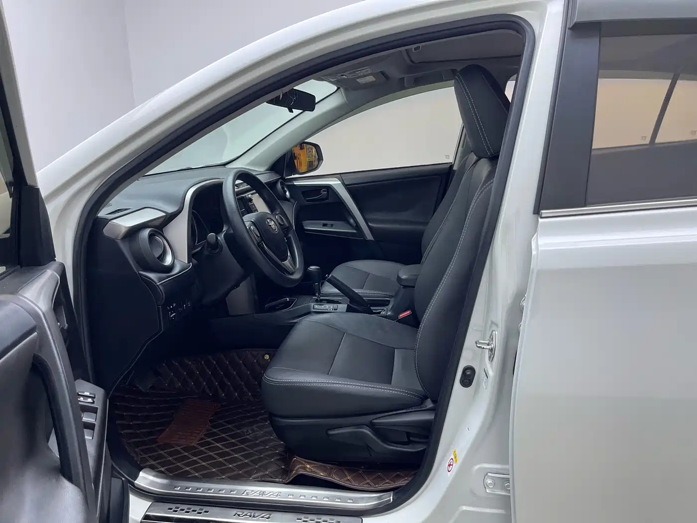 Toyota RAV4 Rongfang 2016 2.0L CVT 2WD Trend (China V) фото 12