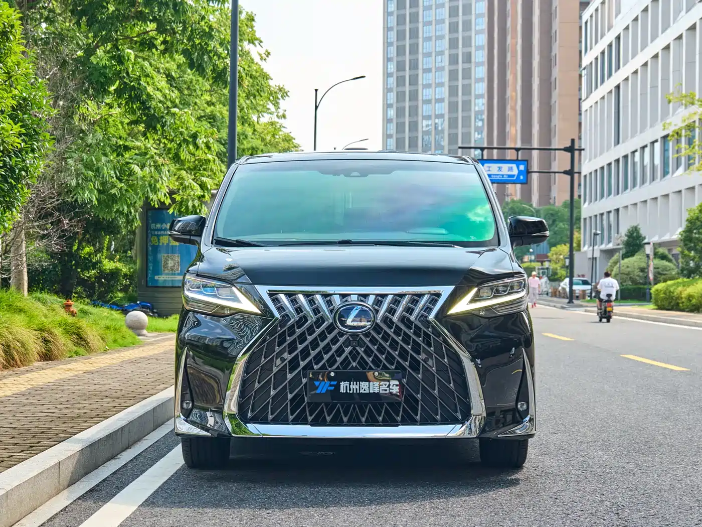 Toyota Vellfire 2021 Crown Hybrid 2.5L HV Premium Edition фото 2