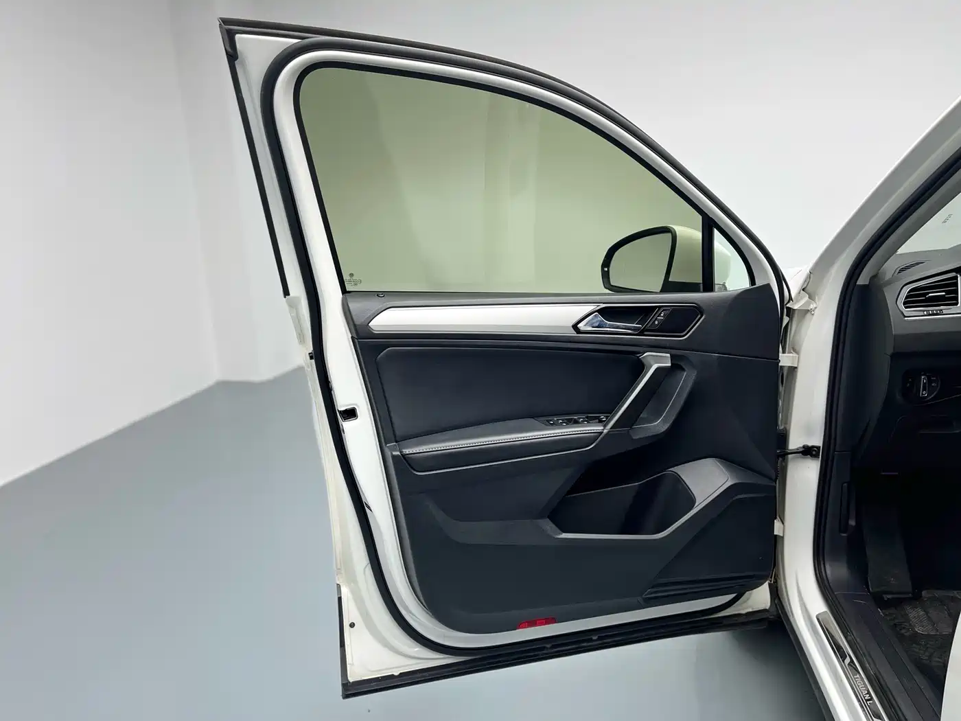 Volkswagen Tiguan L 2018 Facelift 330TSI Automatic 2WD Luxury Edition фото 21