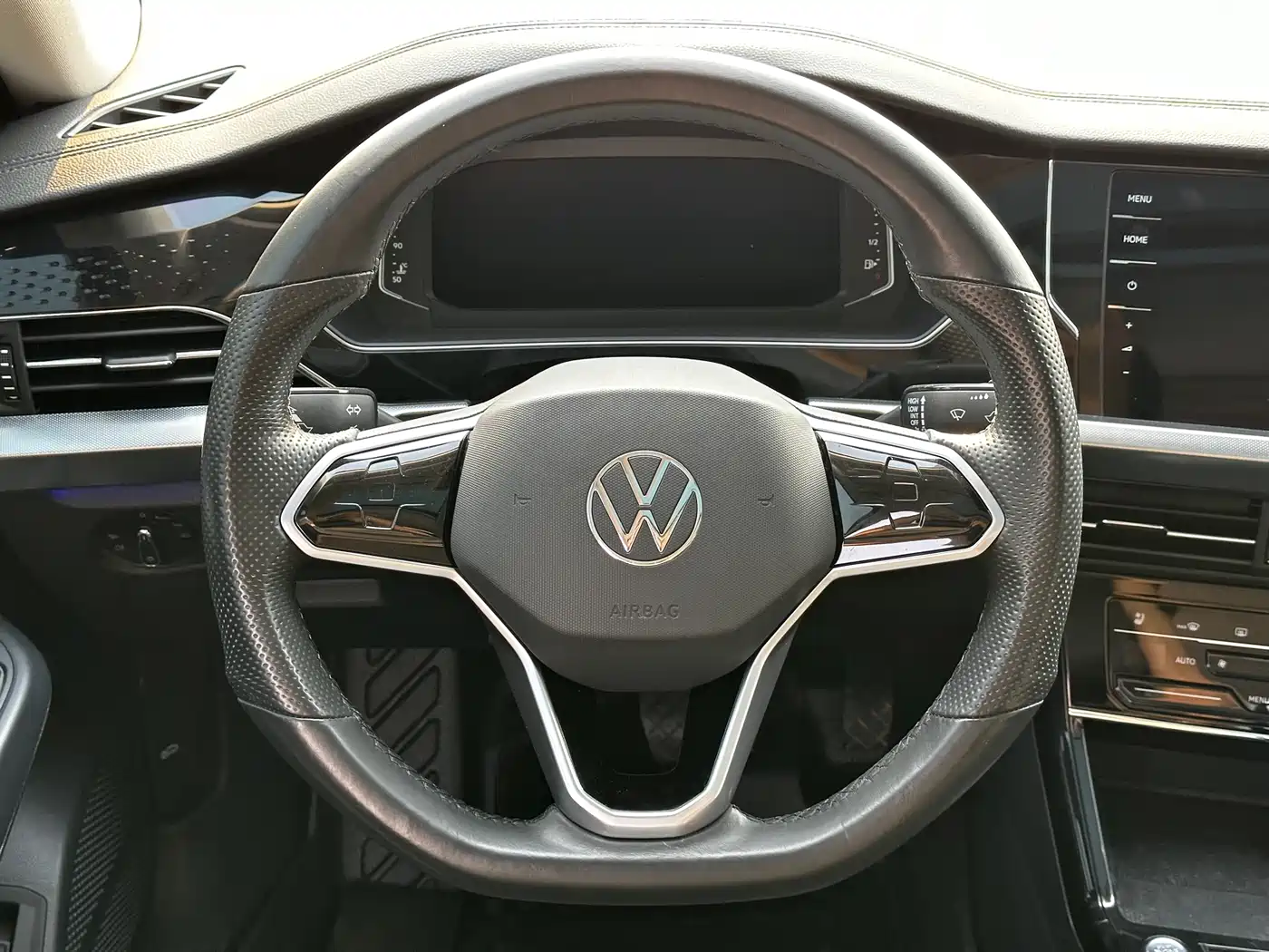 Volkswagen Passat 2022 330TSI Luxury Edition фото 18