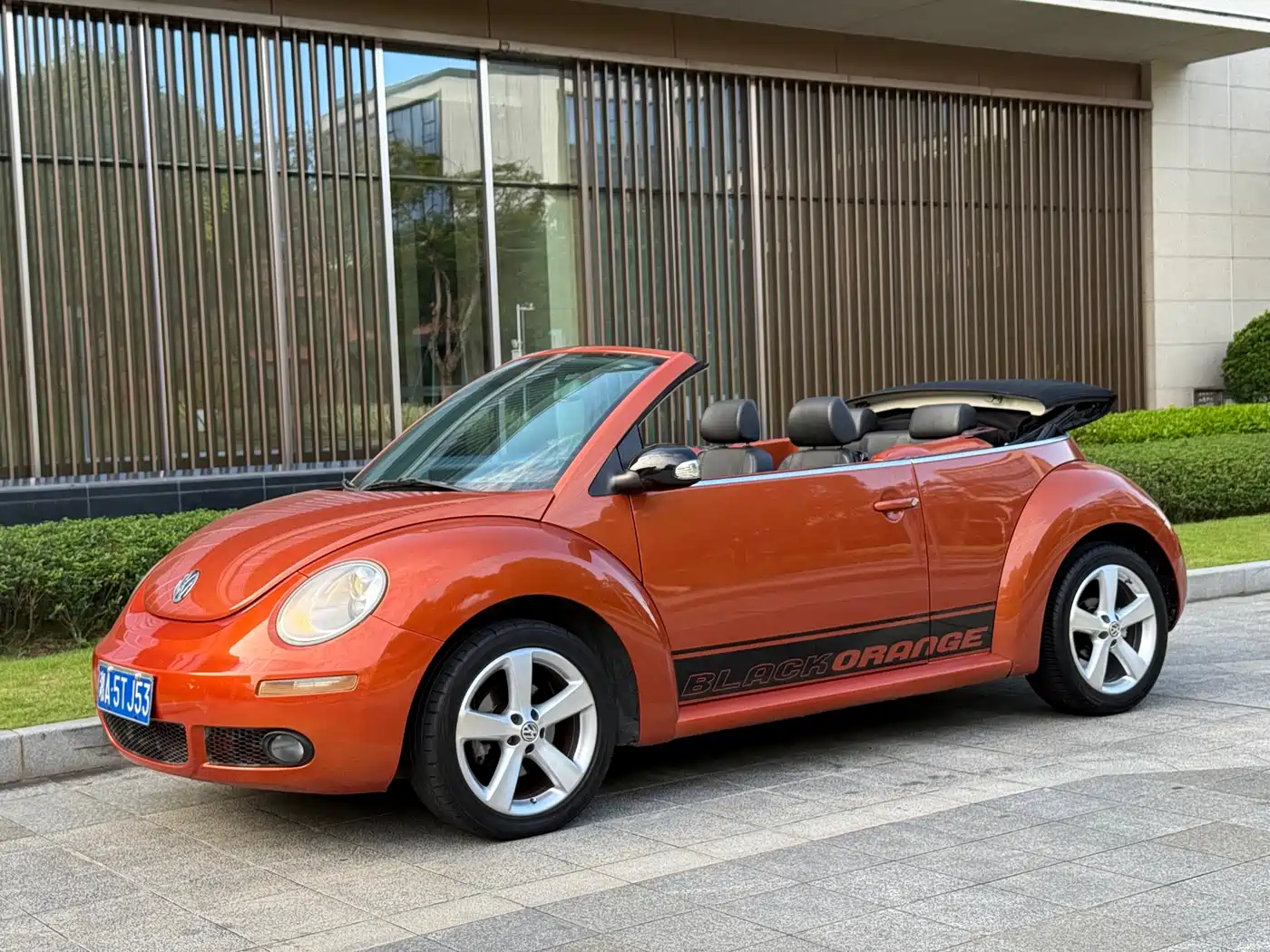 Volkswagen Beetle 2010 Model 2.0 BlackOrange Convertible Luxury Edition фото 3