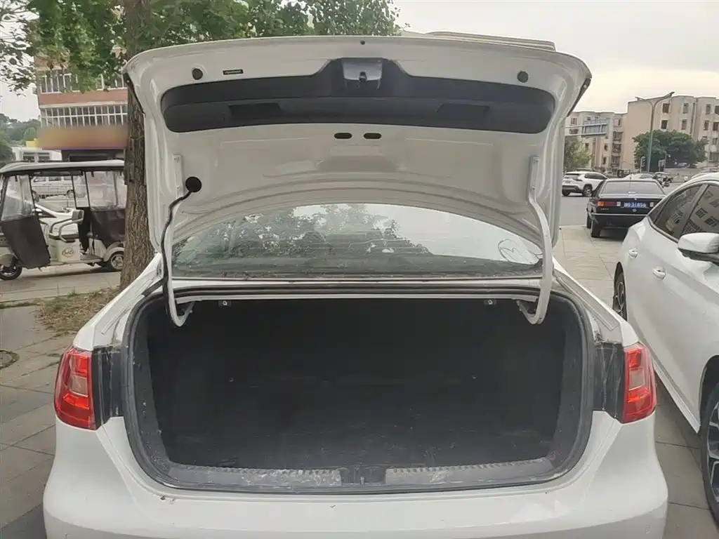 Volkswagen Sagitar 2014 Facelift 1.6L Automatic Leading Version фото 19