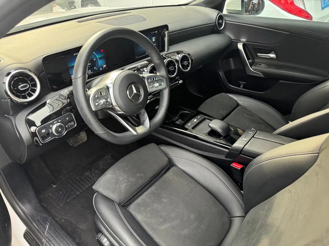 Mercedes-Benz A-Class 2019 A 180 L Sport Sedan фото 4