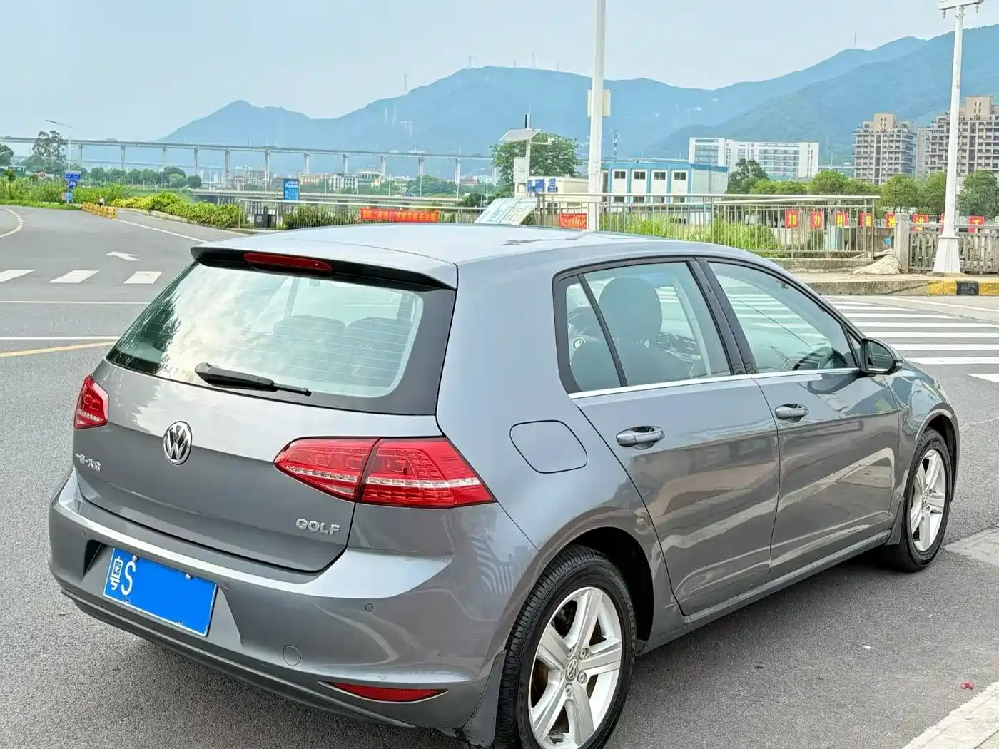 Volkswagen Golf 2014 1.6L Automatic Fashion Edition фото 50