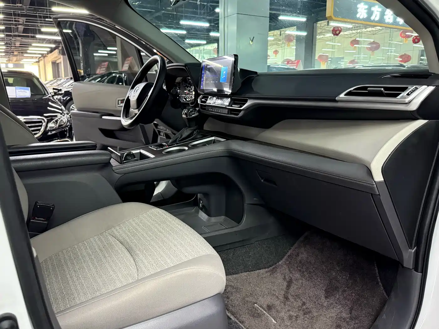 Toyota Sienna 2023 2.5L Hybrid Comfort Edition фото 17