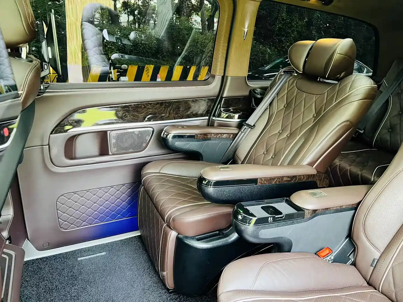 Mercedes-Benz V-Class 2018 V 260 L Premium Long Wheelbase Edition China VI фото 21