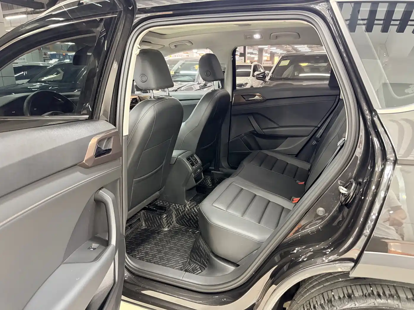 Volkswagen Tharu 2022 280TSI FWD Luxury Edition фото 11