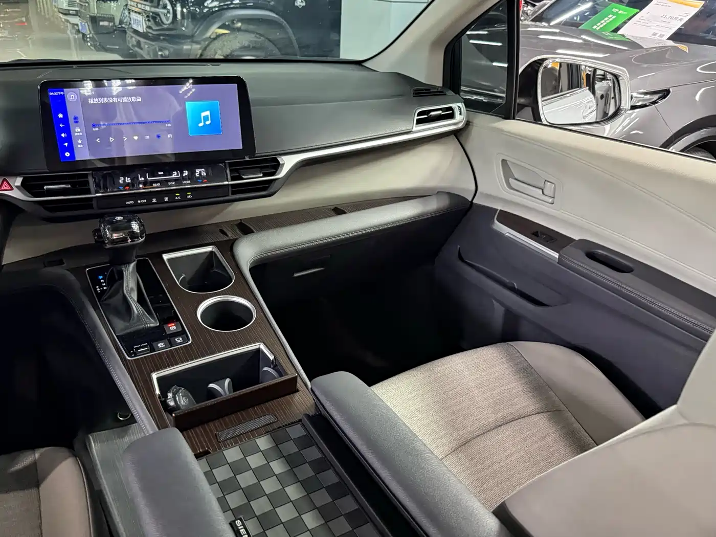 Toyota Sienna 2023 2.5L Hybrid Comfort Edition фото 13