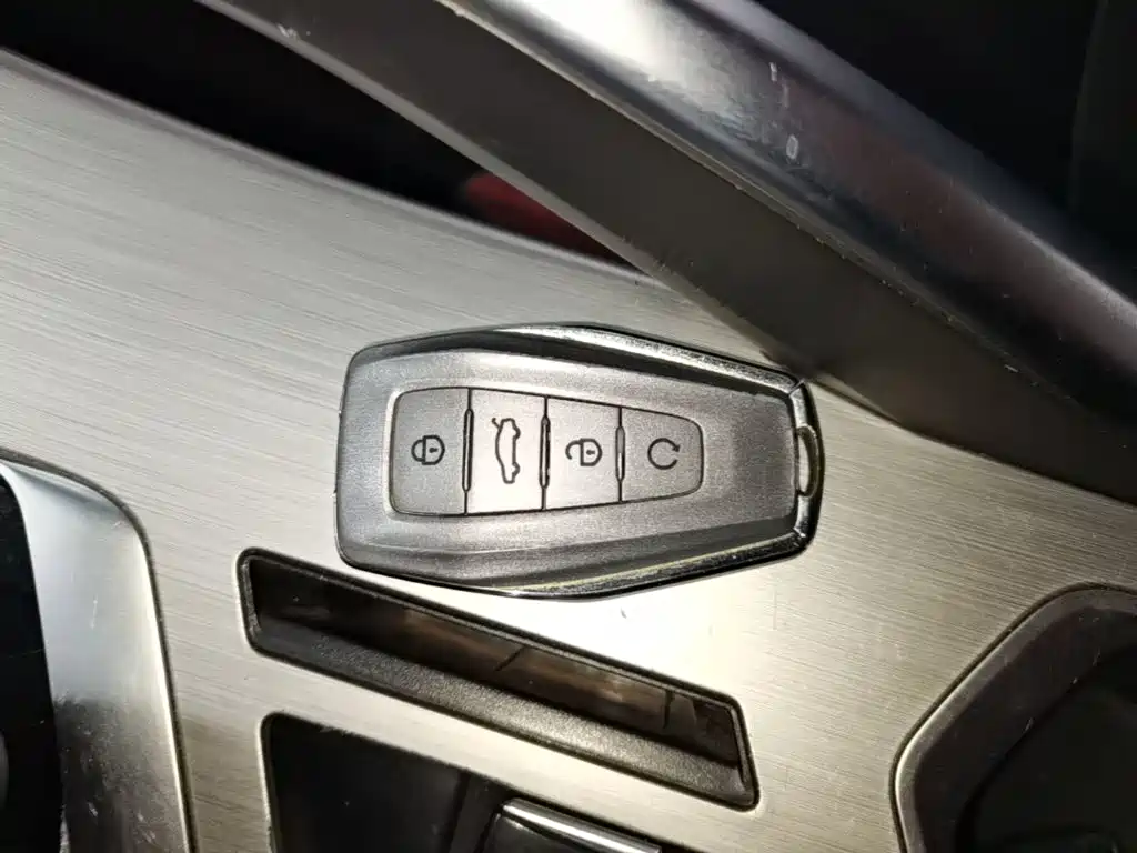 Фото 9 - Geely Binyue