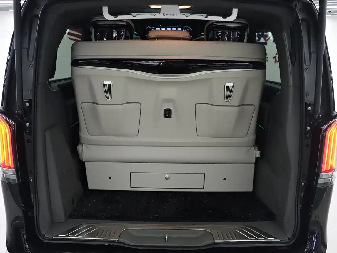 Mercedes-Benz V-Class 2024 V 300 L Long Wheelbase Premium фото 27