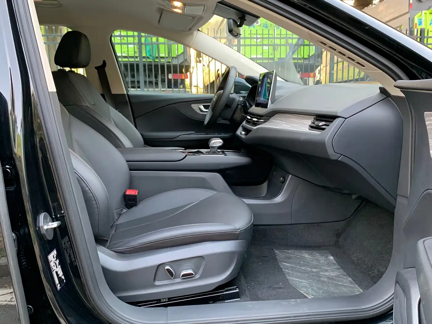 Hongqi E-QM5 2022 431km Charging Enjoyment Edition фото 14