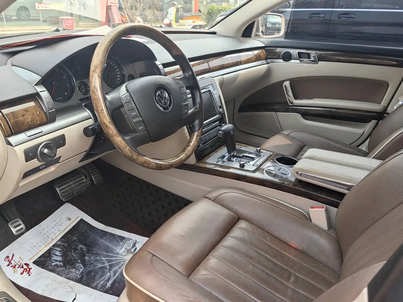 Volkswagen Phaeton 2011 4.2L V8 4-seat Extended Individual Edition фото 3