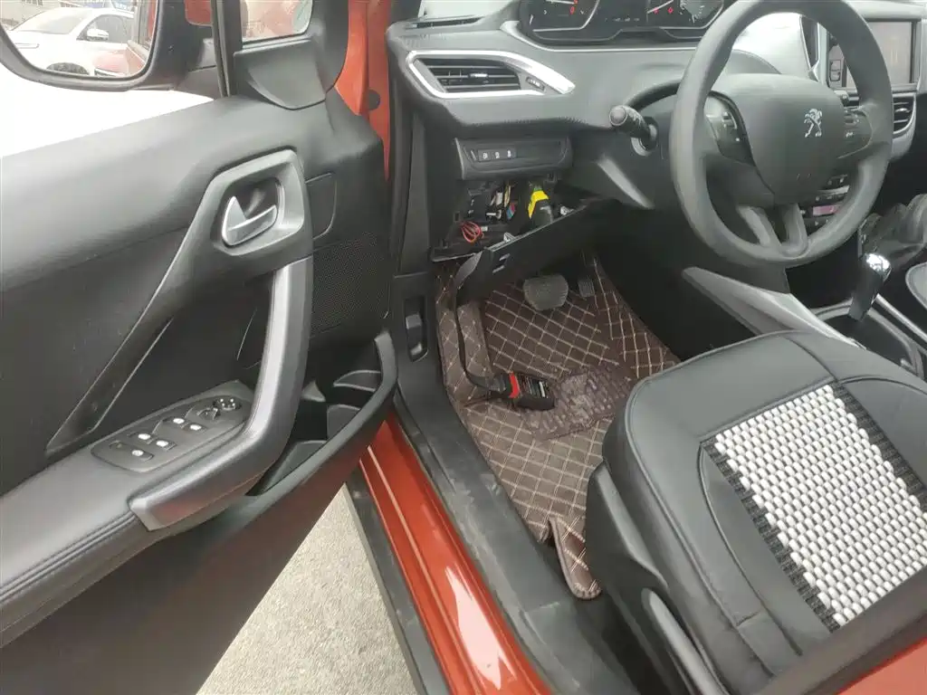 Peugeot 2008 2018 1.6L Automatic Fashion Edition фото 13