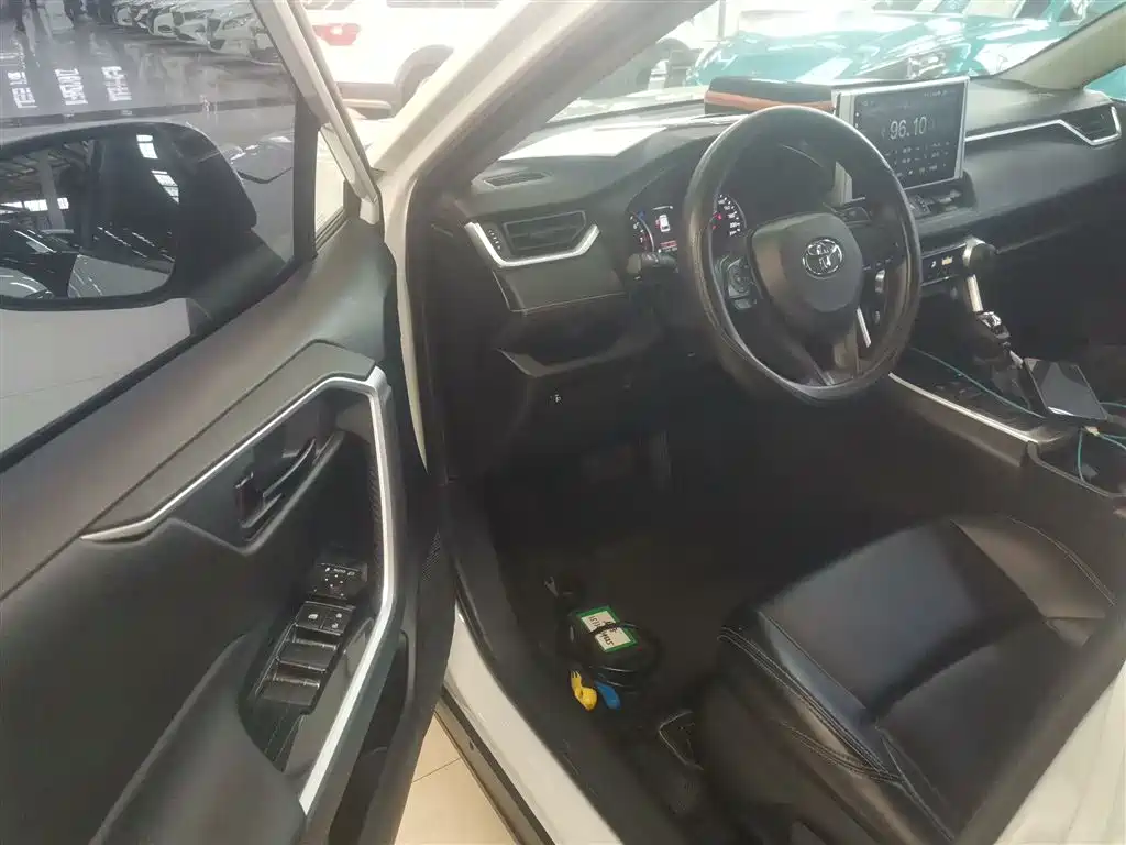 Toyota Wildlander 2023 2.0L CVT FWD LE фото 16
