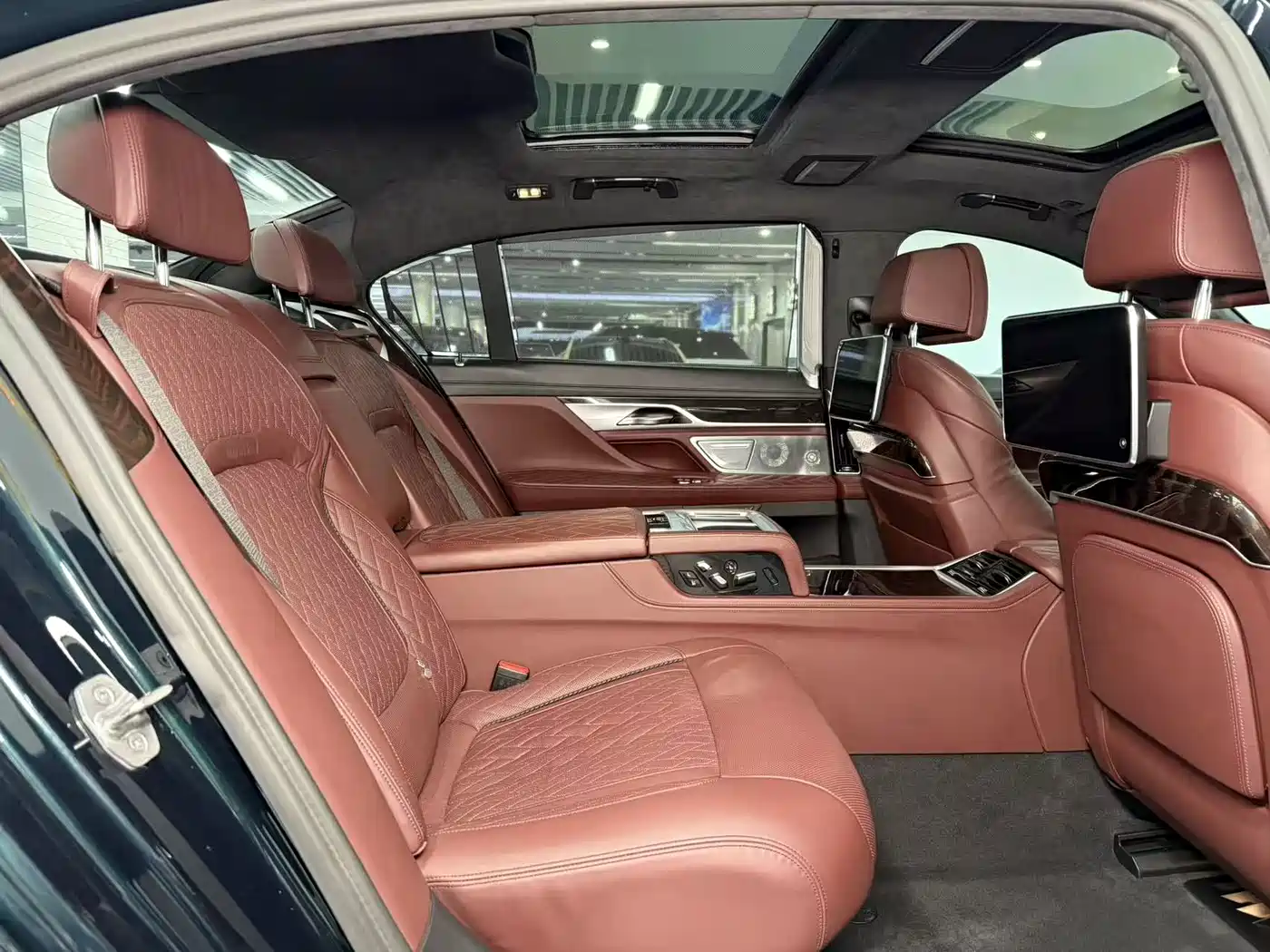 BMW 7 Series 2021 Model 740Li xDrive Executive Luxury Package фото 13