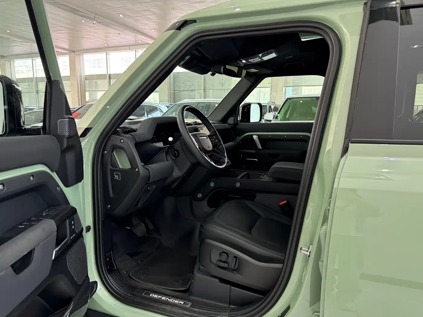 Land Rover Defender 2023 110 3.0T P400 75th Anniversary Legend Edition фото 8