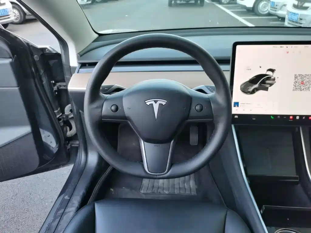 Фото 11 - Tesla Model 3