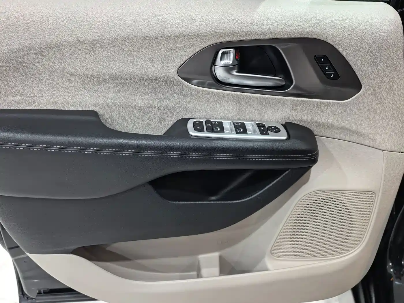 Chrysler Grand Voyager (Import) 2019 2017 3.6L Premium Edition