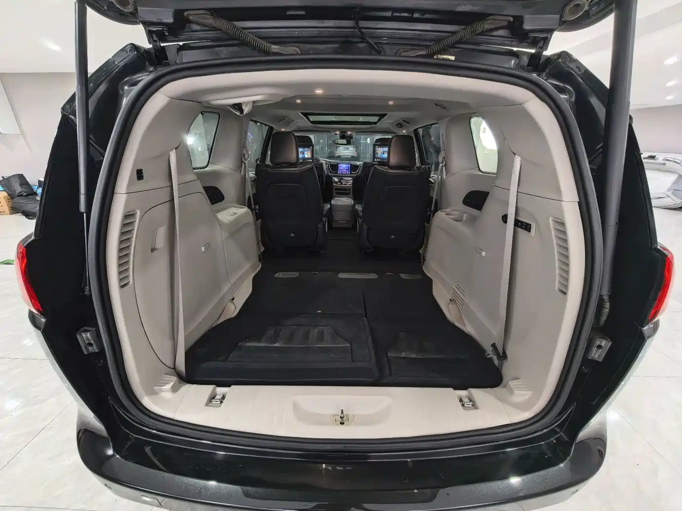 Chrysler Grand Voyager (Import) 2019 2017 3.6L Premium Edition
