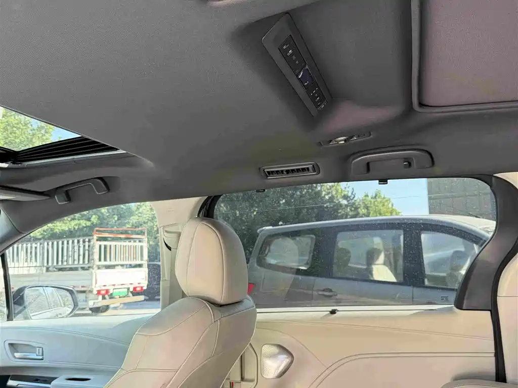 Фото 4 - Toyota Granvia
