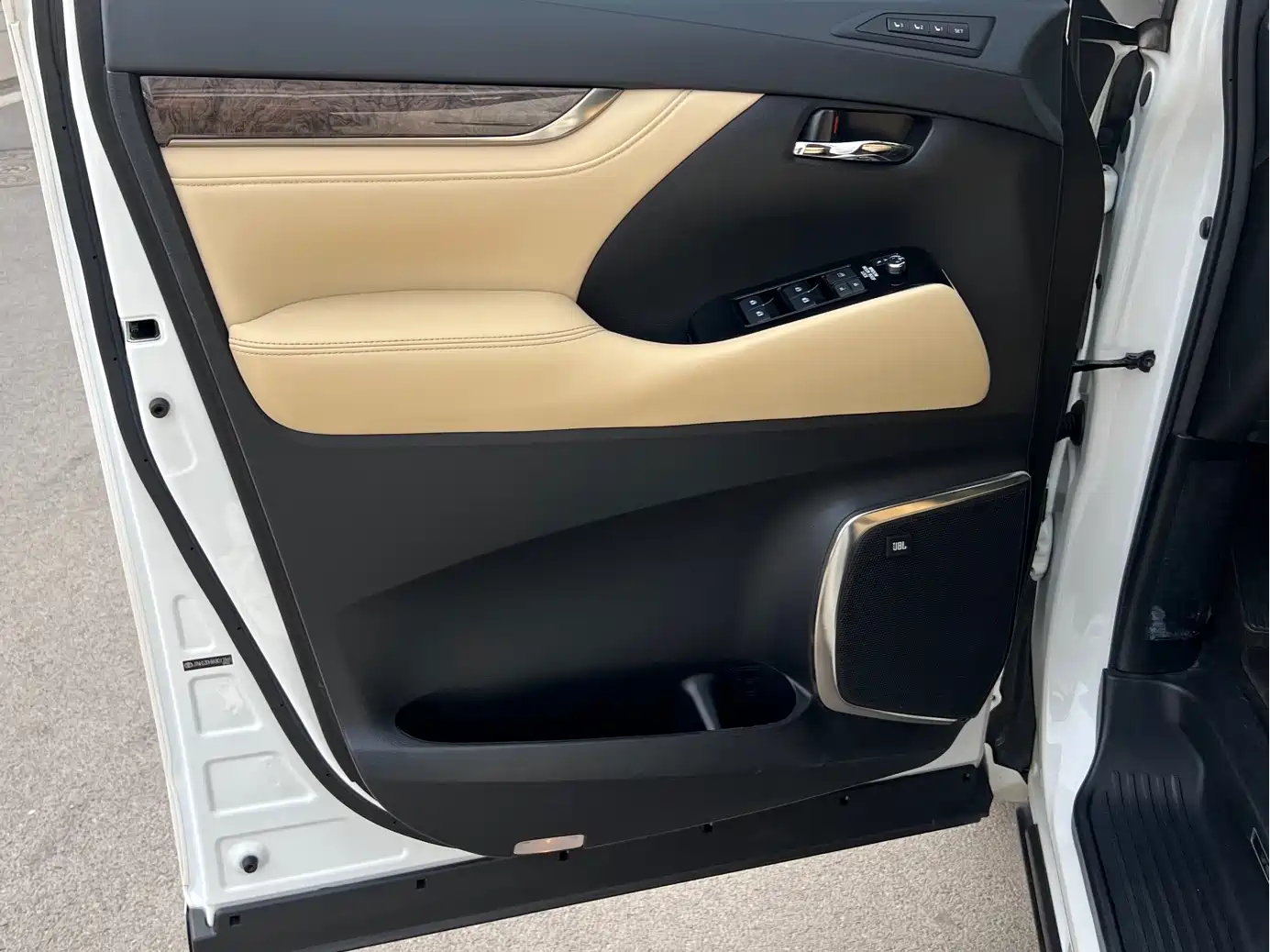 Toyota Vellfire 2019 Hybrid 2.5L HV Premium Edition фото 8