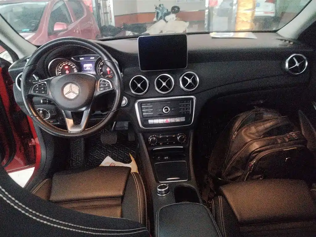Mercedes-Benz GLA 2018 GLA 200 Dynamic фото 6