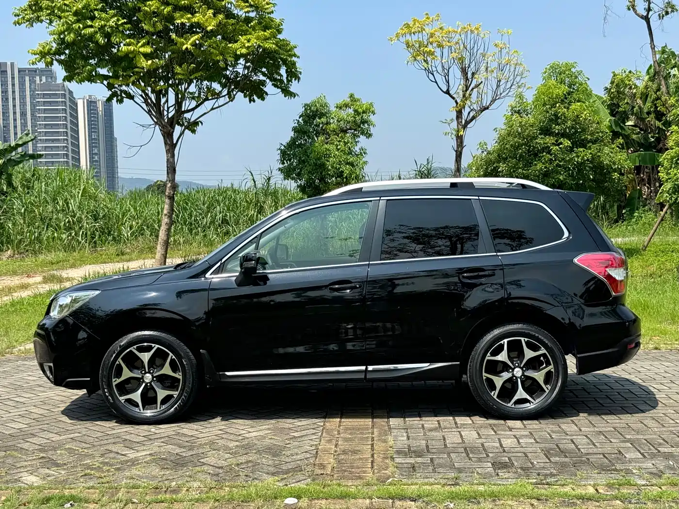Subaru Forester 2015 2.0i Special Commemorative Edition фото 8